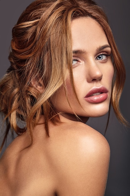 Retrato de moda de belleza de la joven modelo rubia con maquillaje natural y piel perfecta posando