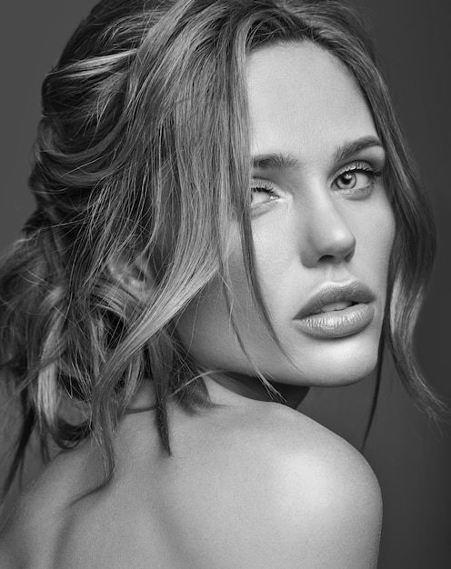 Retrato de moda de belleza de la joven modelo rubia con maquillaje natural y piel perfecta posando