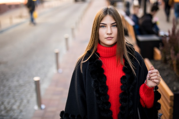 Retrato de moda de estilo de vida soleado de verano de mujer joven inconformista con estilo caminando en la calle