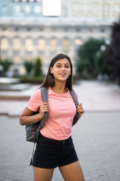 Retrato de moda de estilo de vida de verano de mujer joven con estilo hipster caminando en la calle