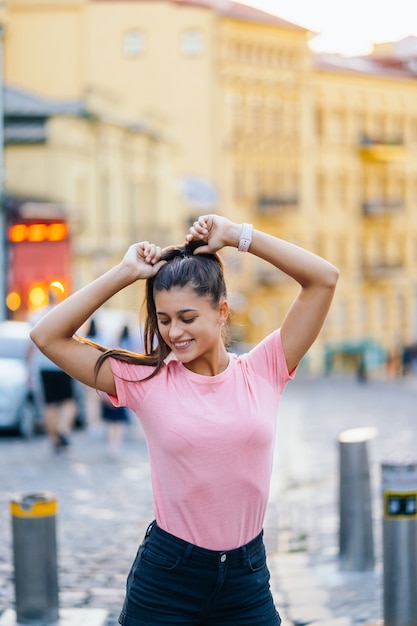 Foto gratuita retrato de moda de estilo de vida de verano de mujer joven con estilo hipster caminando en la calle