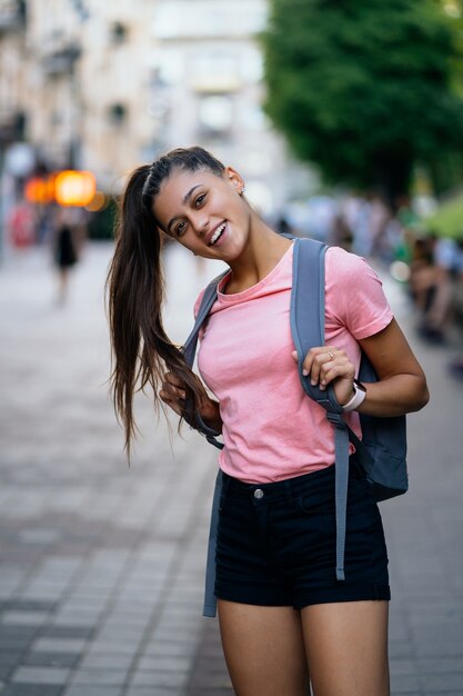 Retrato de moda de estilo de vida de verano de mujer joven con estilo hipster caminando en la calle
