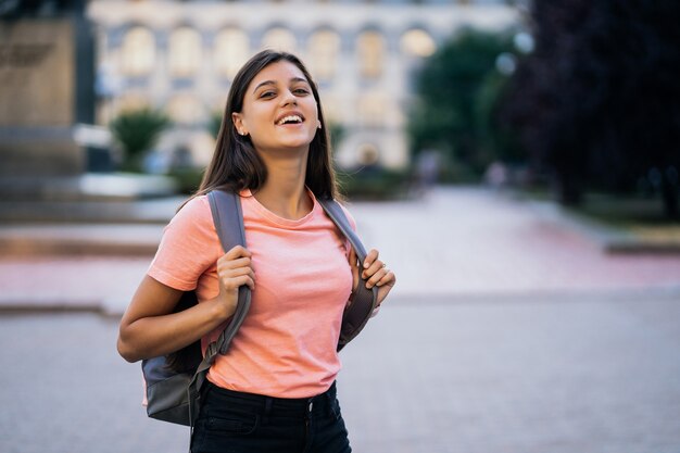 Retrato de moda de estilo de vida de verano de mujer joven con estilo