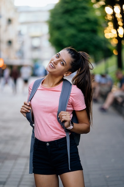 Retrato de moda de estilo de vida de verano de mujer joven con estilo