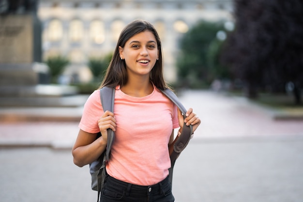 Retrato de moda de estilo de vida de verano de mujer joven inconformista con estilo caminando en la calle