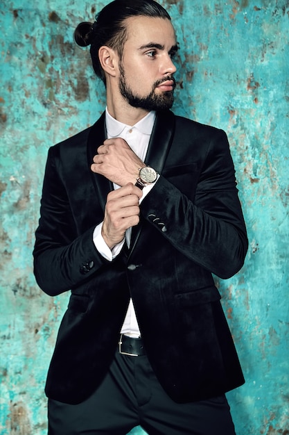 Foto gratuita retrato de moda guapo elegante hipster empresario modelo vestido con elegante traje negro.