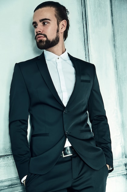 Foto gratuita retrato de moda guapo elegante hipster empresario modelo vestido con elegante traje negro.