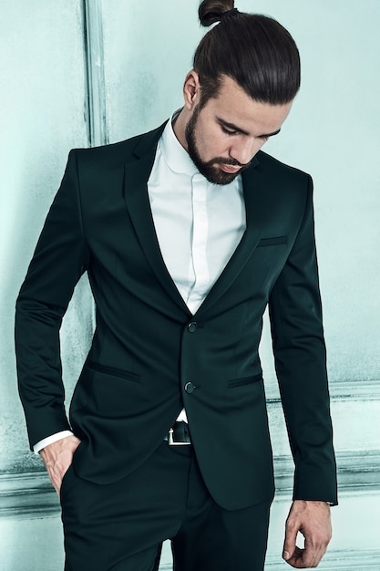 Retrato de moda guapo elegante hipster empresario modelo vestido con elegante traje negro.