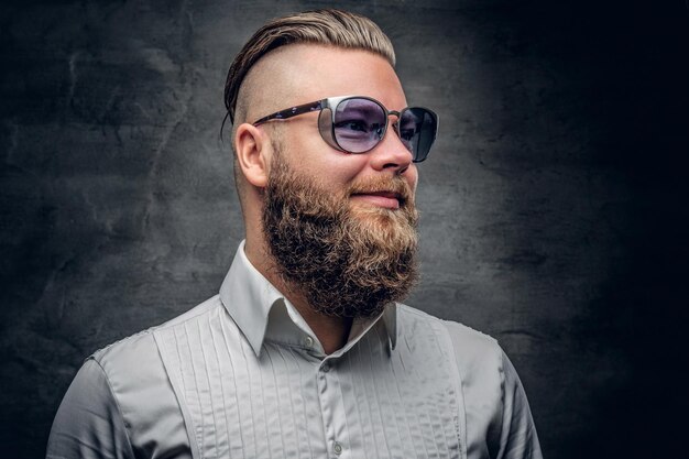 Retrato de moda de un hombre barbudo con gafas de sol moradas aislado en un fondo de viñeta gris.