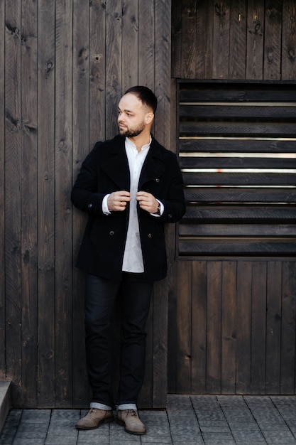 Foto gratuita retrato de moda hombre bien vestido con barba posando al aire libre