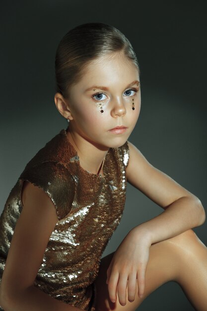 El retrato de moda de joven hermosa adolescente en estudio