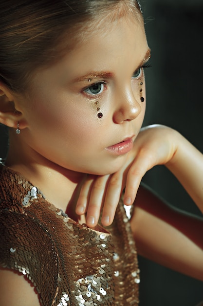 El retrato de moda de joven hermosa preadolescente en estudio