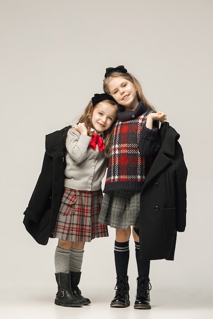 Foto gratuita el retrato de moda de jóvenes hermosas chicas adolescentes en el estudio