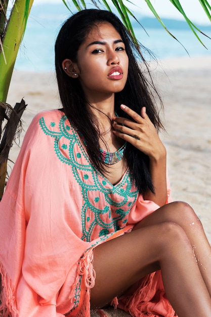 Retrato de moda de mujer asiática posando en la playa tropical