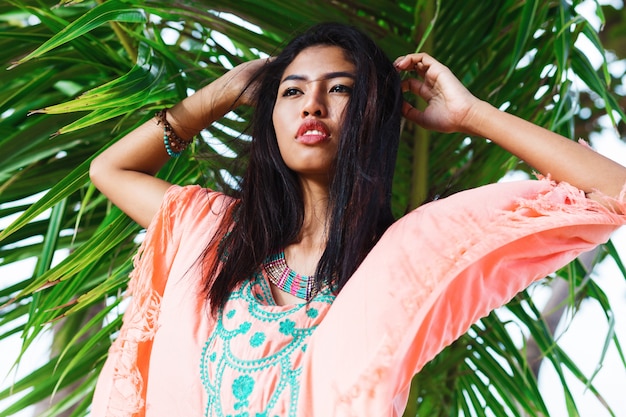 Retrato de moda de mujer asiática posando en la playa tropical