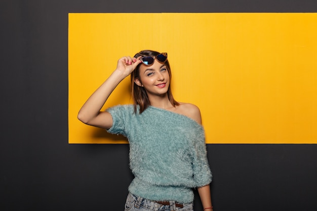 Foto gratuita retrato de moda de una mujer atractiva y elegante con gafas de sol