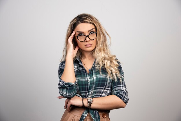 Retrato de moda mujer bonita con gafas con estilo.