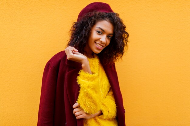 Retrato de moda de mujer elegante en lindo suéter esponjoso