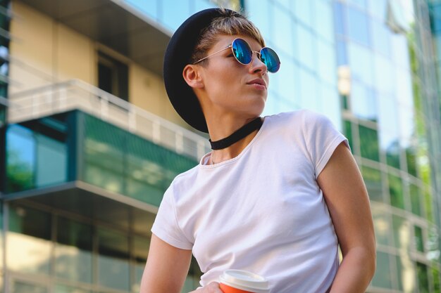 Retrato moda mujer con gafas de sol