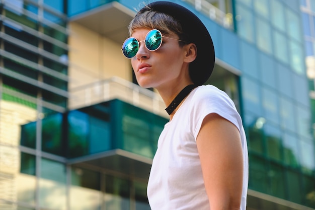 Retrato moda mujer con gafas de sol