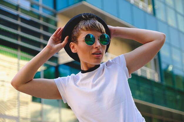 Retrato moda mujer con gafas de sol