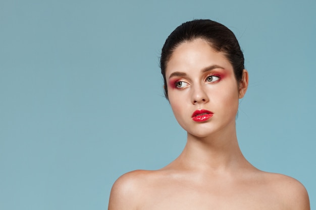 Retrato de moda de mujer hermosa joven con maquillaje brillante.