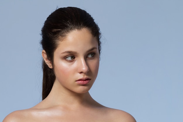 Retrato de moda de mujer hermosa joven con maquillaje natural.