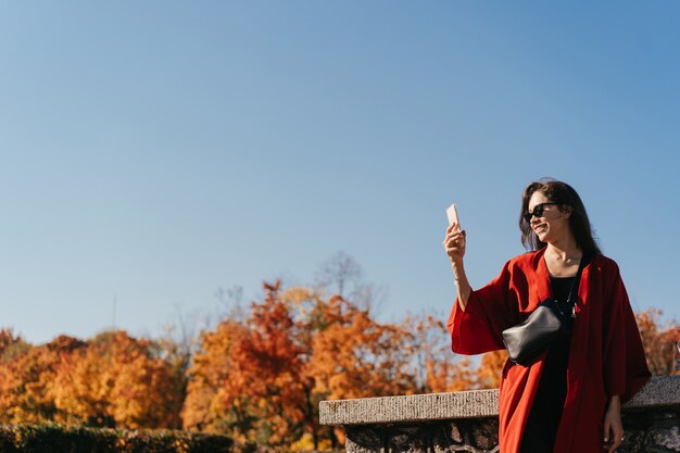 Retrato de moda de mujer hermosa en el parque otoño