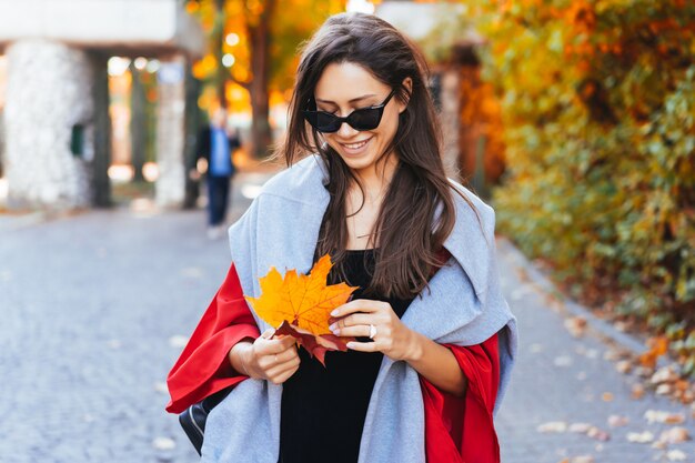 Retrato de moda de mujer hermosa en el parque otoño