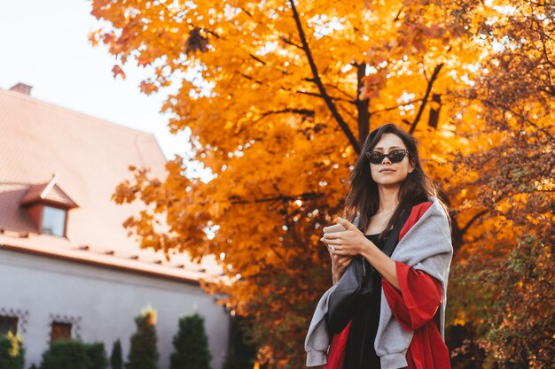 Retrato de moda de mujer hermosa en el parque otoño