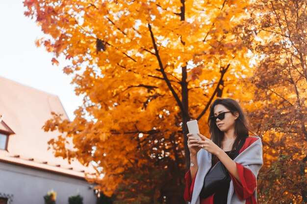 Retrato de moda de mujer hermosa en el parque otoño