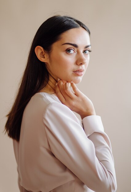 Retrato de moda de mujer joven elegante