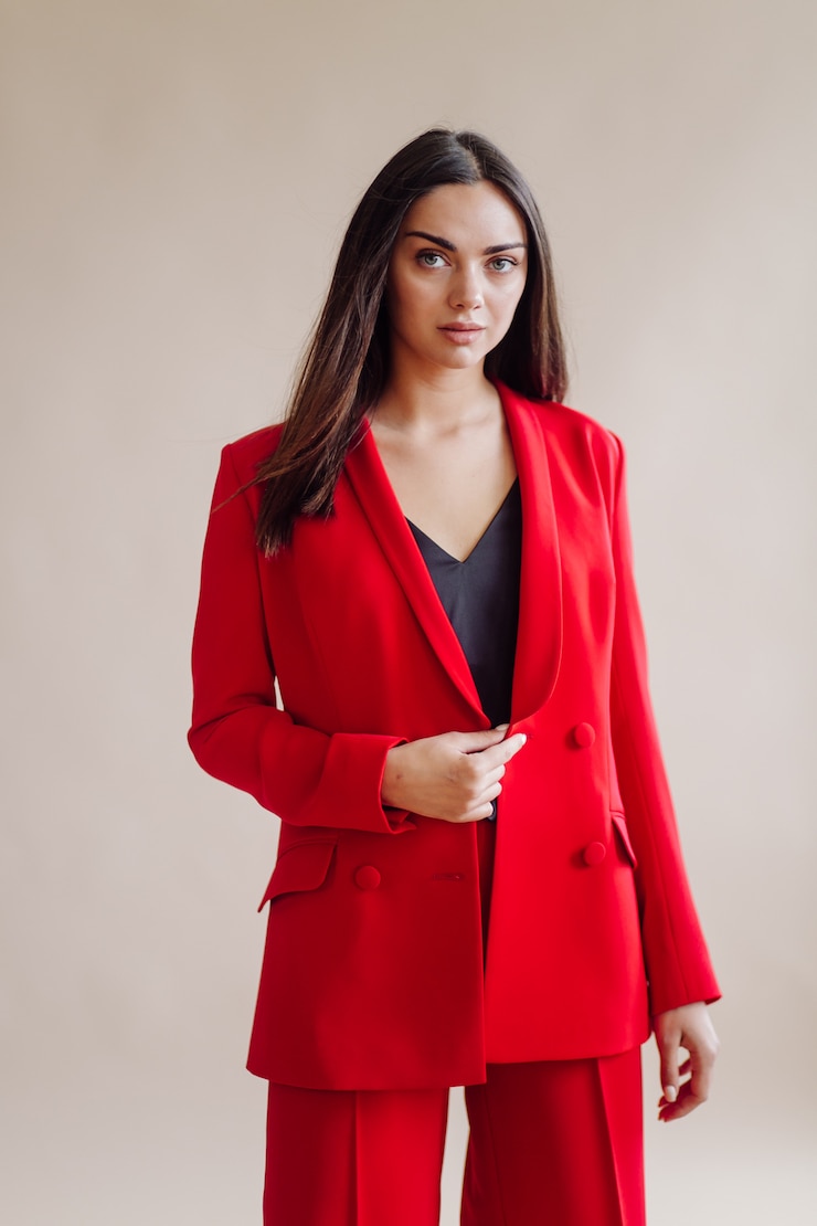 Foto gratuito retrato de moda de mujer joven elegante