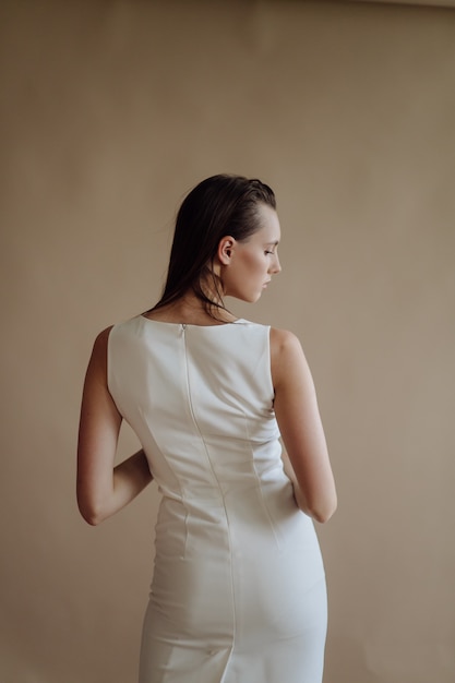 Retrato de moda de mujer joven elegante