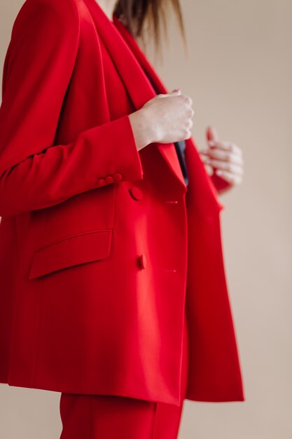 Retrato de moda de mujer joven elegante