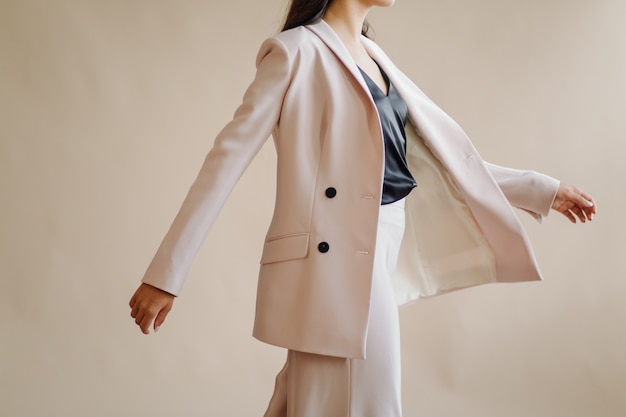 Retrato de moda de una mujer joven y elegante