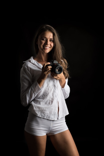 Foto gratuita retrato de moda de mujer joven fotógrafo con cámara