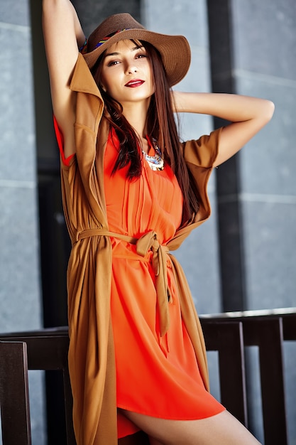 Retrato de moda de mujer joven hippie modelo en día soleado de verano en ropa hipster colorido brillante en sombrero