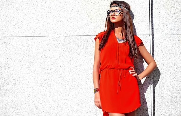 Foto gratuita retrato de moda de mujer joven hippie modelo en día soleado de verano en ropa hipster colorido brillante