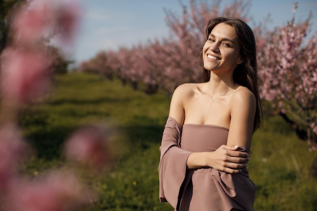 retrato de moda de una mujer joven vestida en un jardín floreciente