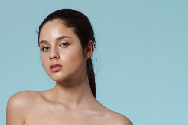 Retrato de moda de mujer con maquillaje natural.