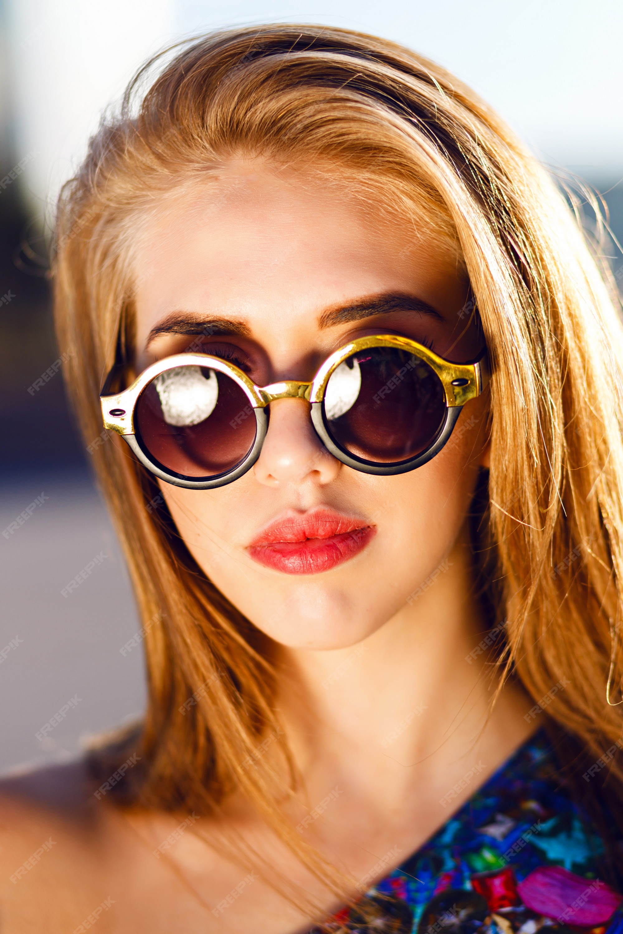 Retrato de moda de mujer rubia impresionante con grandes labios redondos gafas sol, colores soleados de cerca. con vestido de noche brillante de lujo. | Foto Gratis