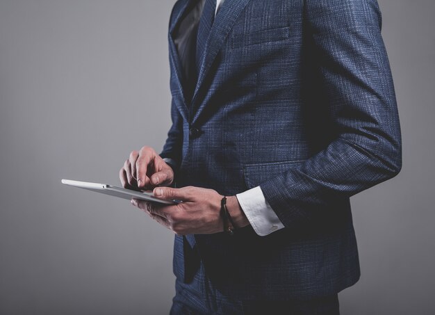 Retrato del modelo de empresario de moda guapo vestido con elegante traje azul