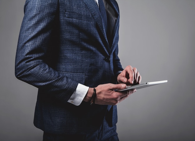 Retrato del modelo de empresario de moda guapo vestido con elegante traje azul