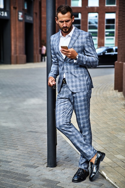 Foto gratuita retrato del modelo de empresario de moda guapo vestido con elegante traje a cuadros