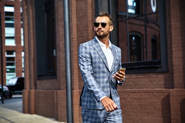 Retrato del modelo de empresario de moda guapo vestido con elegante traje a cuadros