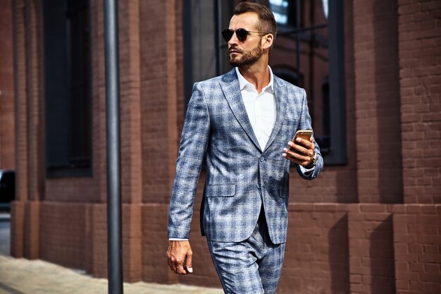 Retrato del modelo de empresario de moda guapo vestido con elegante traje a cuadros