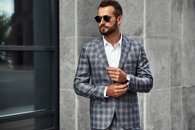 Retrato del modelo de empresario de moda guapo vestido con elegante traje a cuadros