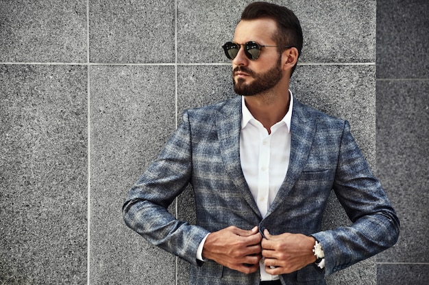 Retrato del modelo de empresario de moda guapo vestido con elegante traje a cuadros