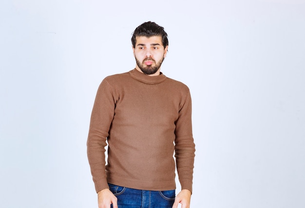 Foto gratuita retrato de un modelo de hombre joven con barba de pie y posando. foto de alta calidad